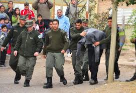 Momento en que fueron detenidos los policías. Foto: Miguel Angel Parra